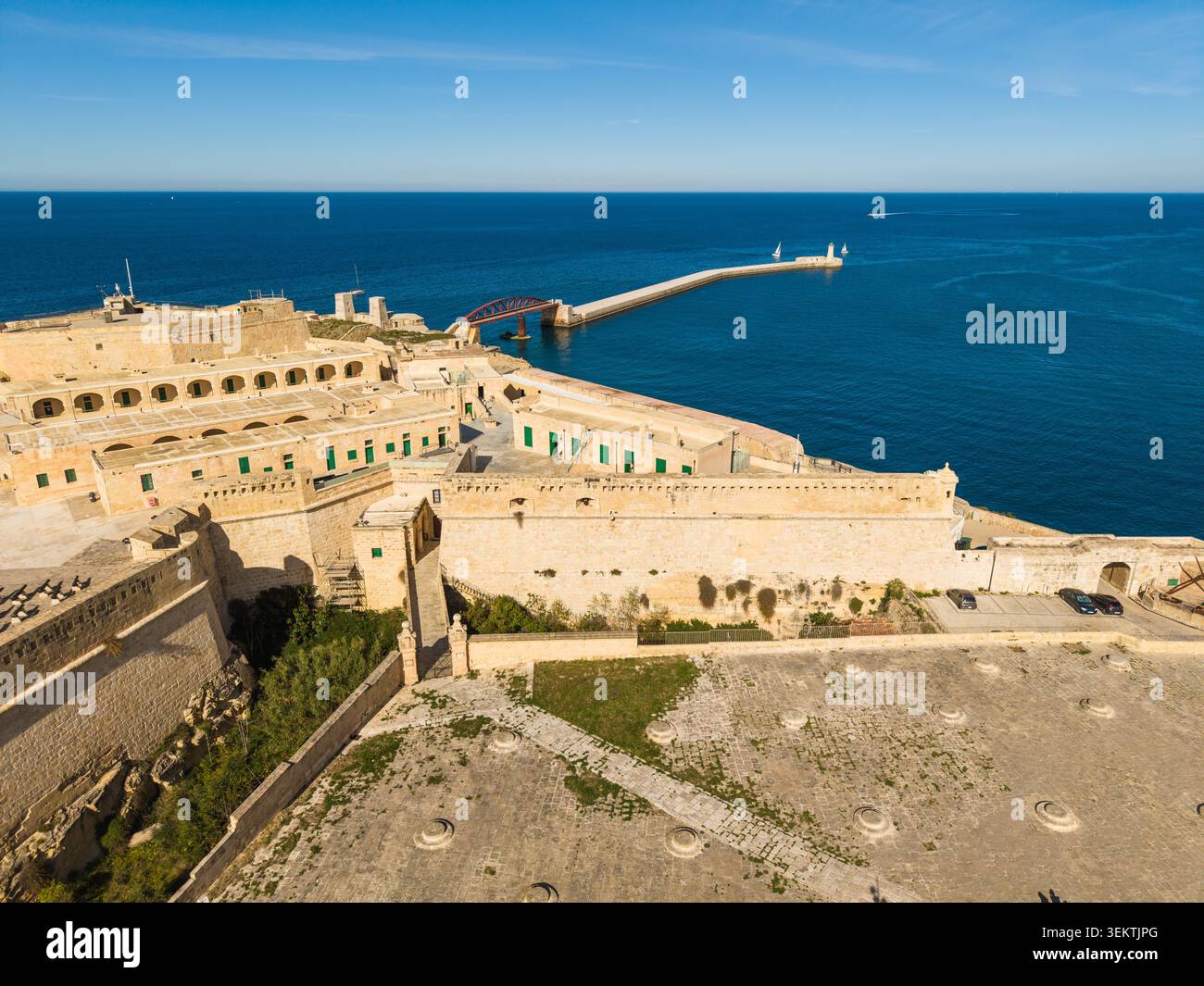 Vista aerea del Bastione di Abercrombie e delle storiche fortificazioni in pietra di Fort St. Elmo, affacciate sul Mar Mediterraneo e sul frangiflutti di Vallet Foto Stock