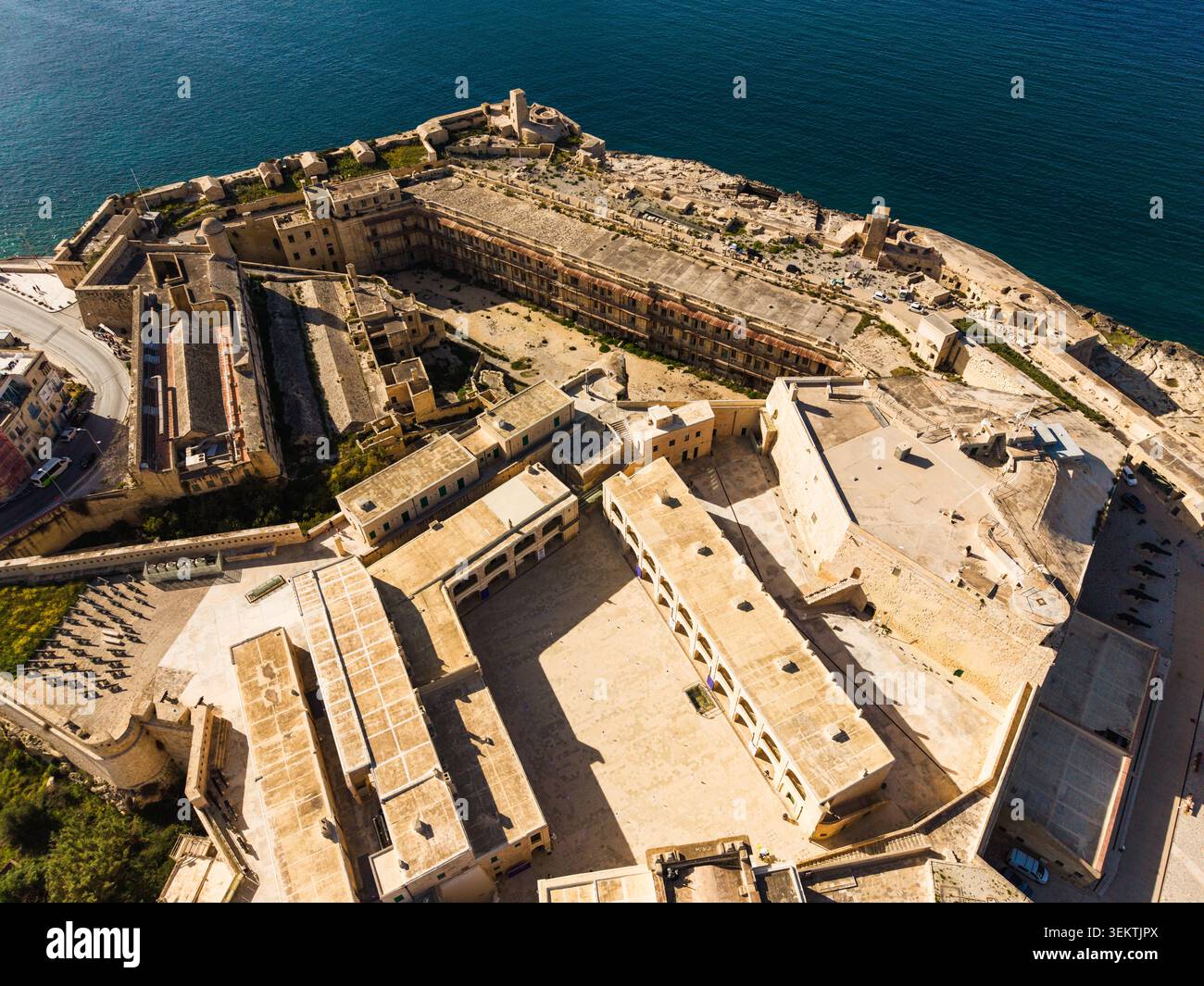 Vista aerea del Bastione di Abercrombie e del forte Sant'Elmo con le storiche fortificazioni in pietra e i cortili che si affacciano sul blu del Mar Mediterraneo a V Foto Stock