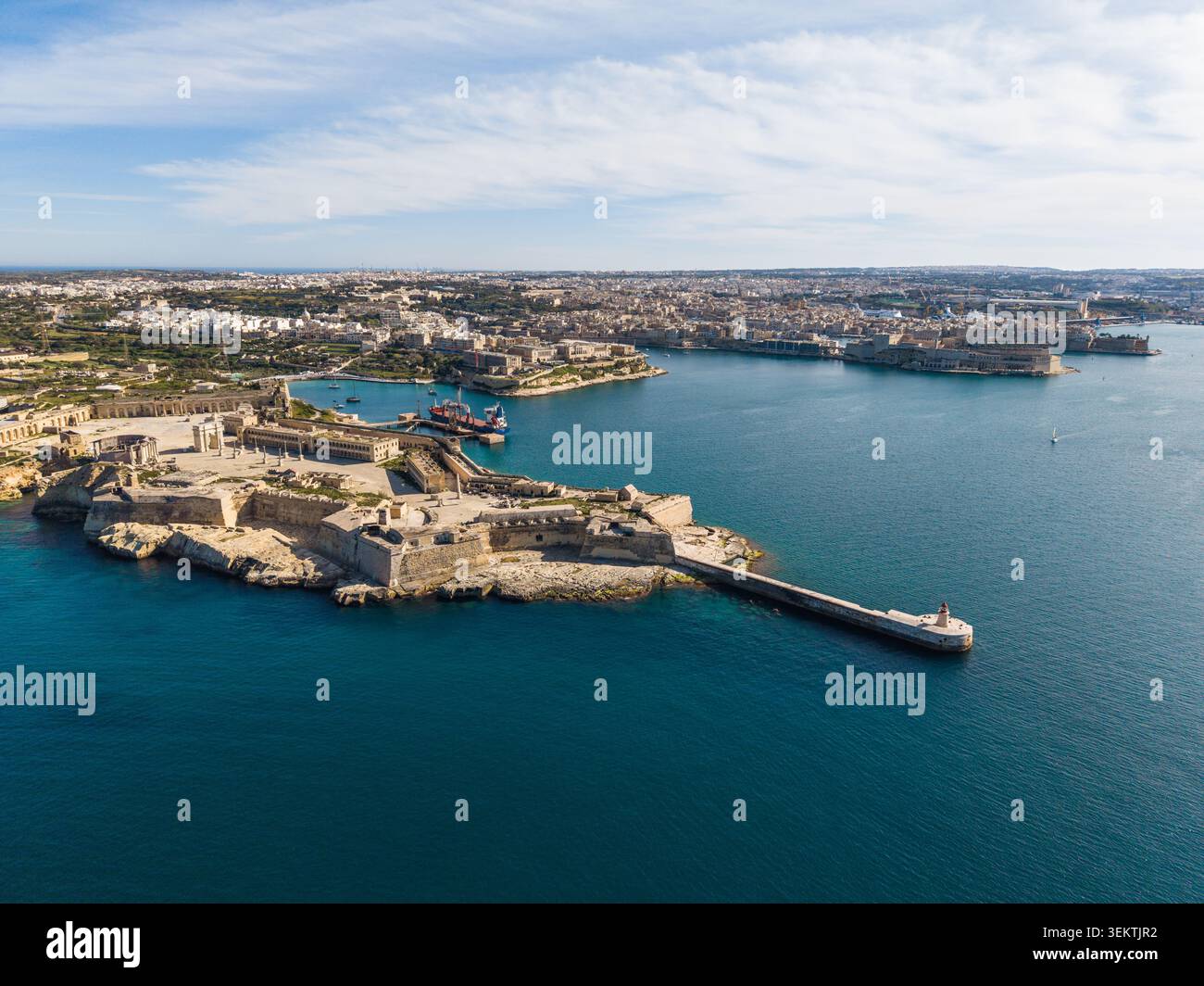 Vista aerea del Bastione di Abercrombie e delle storiche fortificazioni costiere che si affacciano sulle acque blu del Grand Harbour a la Valletta, Port R. Foto Stock