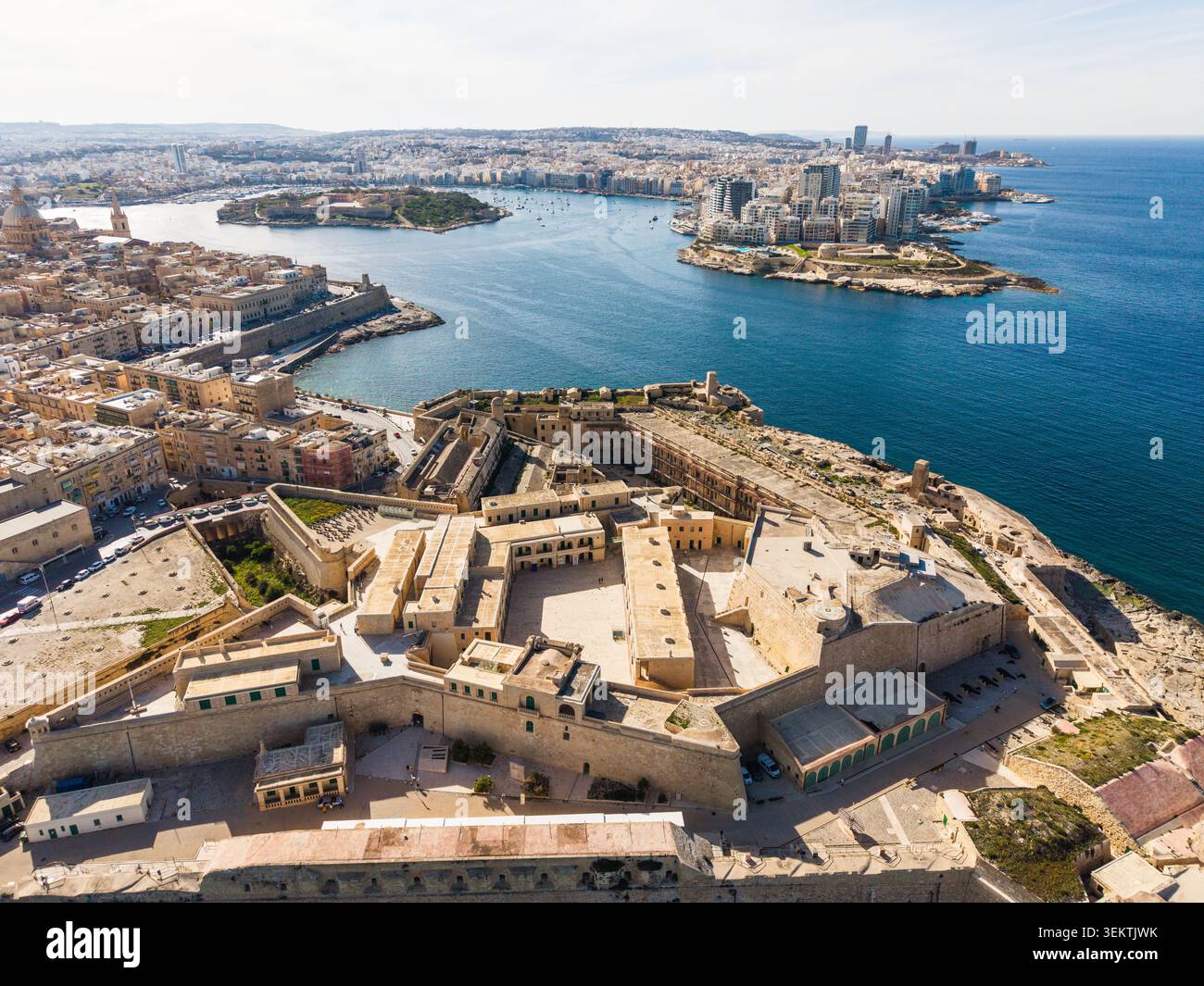 Vista aerea dello storico Bastione di Abercrombie e del forte Sant'Elmo, affacciato sul Mar Mediterraneo e sullo skyline di Sliema sotto un cielo limpido a va Foto Stock