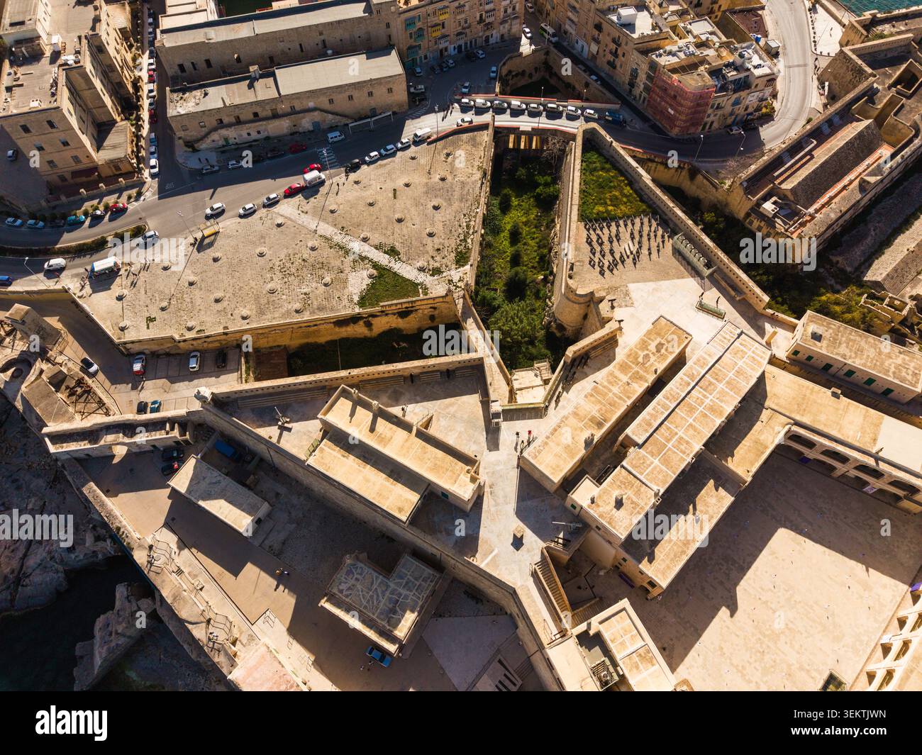 Vista aerea del Bastione di Abercrombie con le storiche fortificazioni in pietra, i tetti e le strade urbane di la Valletta, la regione portuale, Malta. Foto Stock