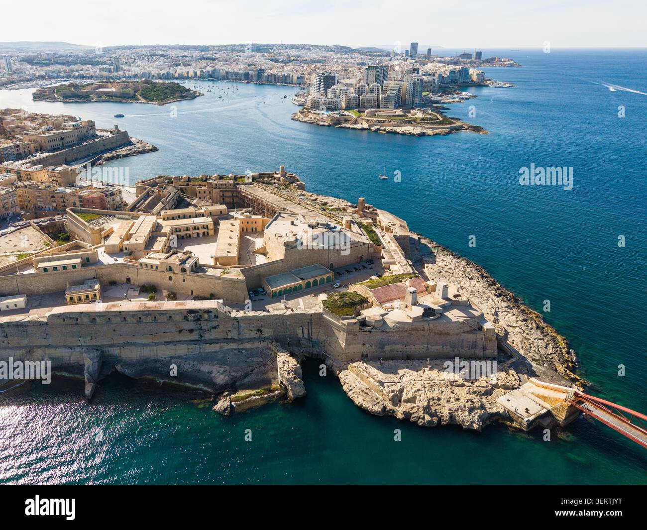 Veduta aerea del Bastione di Abercrombie e di Fort Saint Elmo che si affaccia sul Mar Mediterraneo con lo skyline della città in lontananza la Valletta, la regione portuale Foto Stock