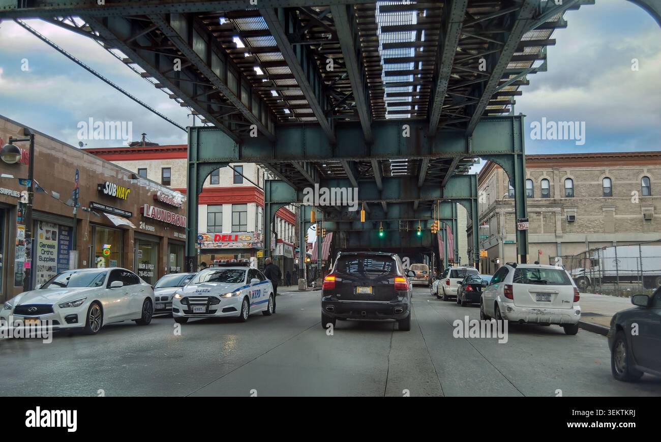 New York, US, 19 gennaio 2015, Street view, Jamaica Ave Broadway a Brooklyn sotto i binari sopraelevati NYC in un quartiere urbano della città Foto Stock