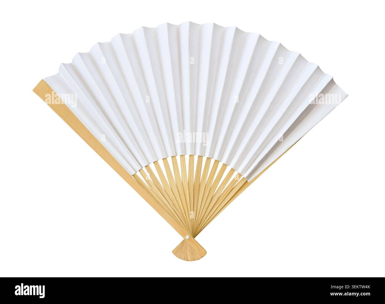 Ventilatore manuale pieghevole bianco tradizionale con nervature in legno isolate su sfondo bianco, con una superficie vuota adatta per progetti personalizzati, opere d'arte o d Foto Stock