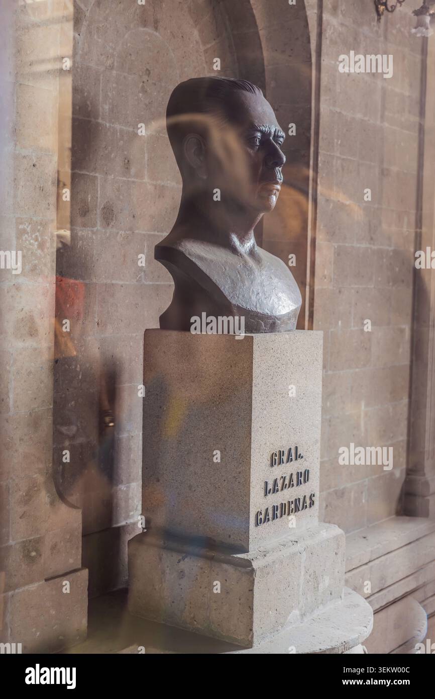 27.07.2025, Messico, città del Messico: Busto di Lazaro Cardenas esposto all'interno del museo del castello di Chapultepec. Busto scolpito del presidente messicano Lazaro Foto Stock