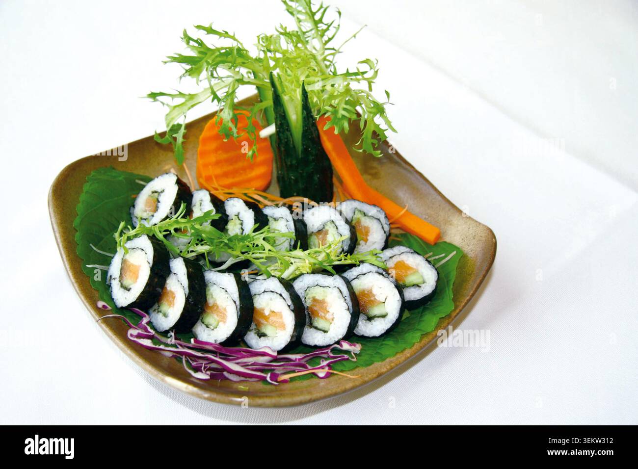 Rotoli di riso alle alghe marine in stile coreano placcati con modanatura Foto Stock