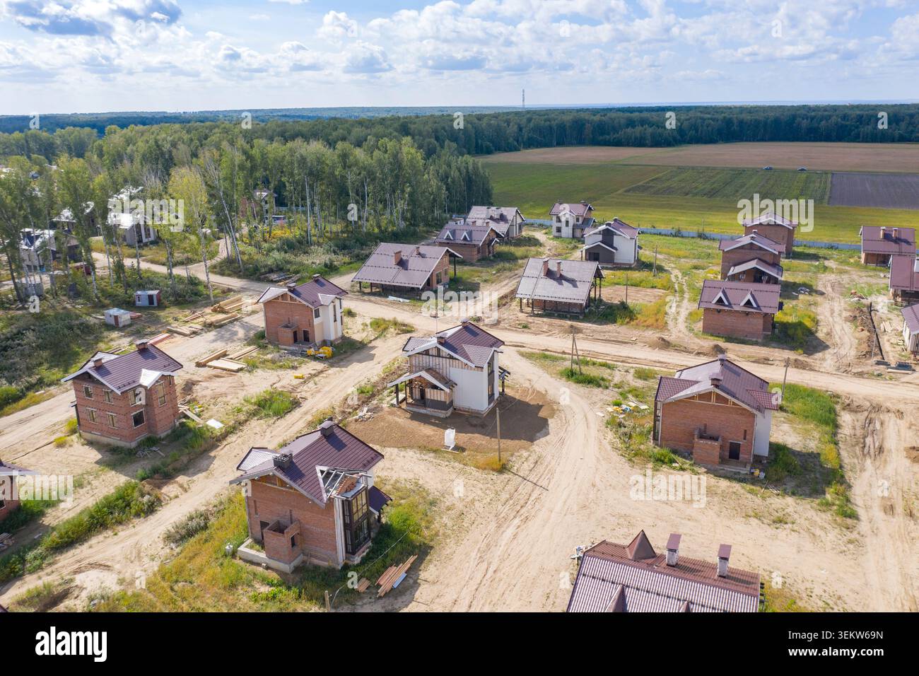 Veduta aerea della costruzione di cottage vilage nelle vicinanze di Akademgorodok vicino a Novosibirsk, Russia, nel 2019 Foto Stock