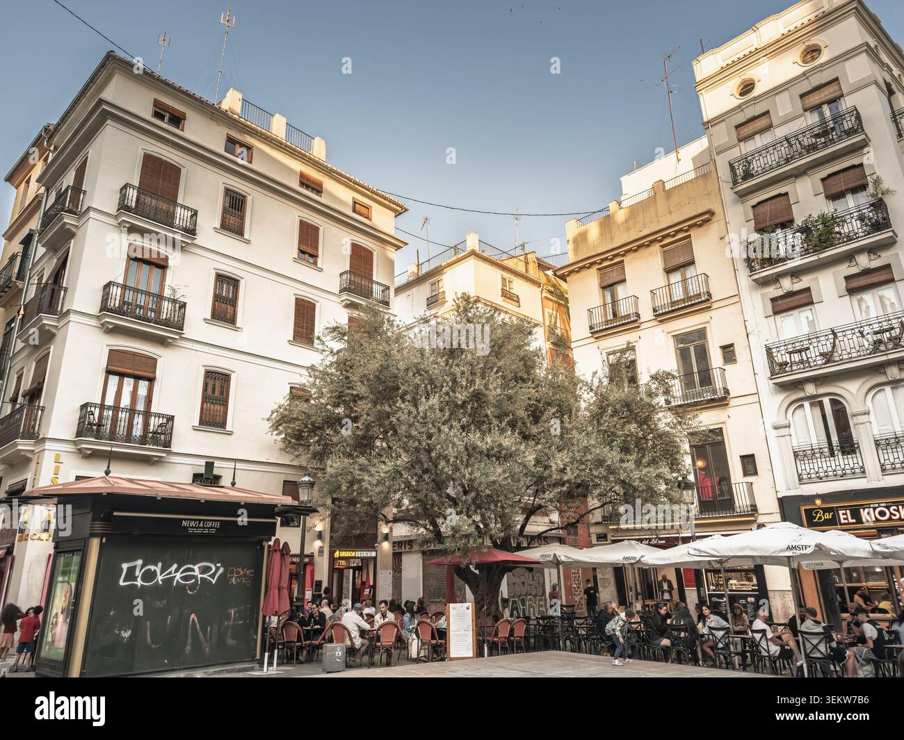 VALENCIA, SPAGNA - 26 APRILE 2026: Bar e caffetterie a Ciutat Vella, la zona della città vecchia di valencia, con terrazze all'aperto e facciate storiche sul Foto Stock