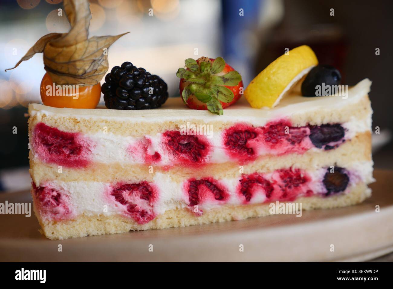 Delizioso dessert con frutta in cima al caffè Foto Stock