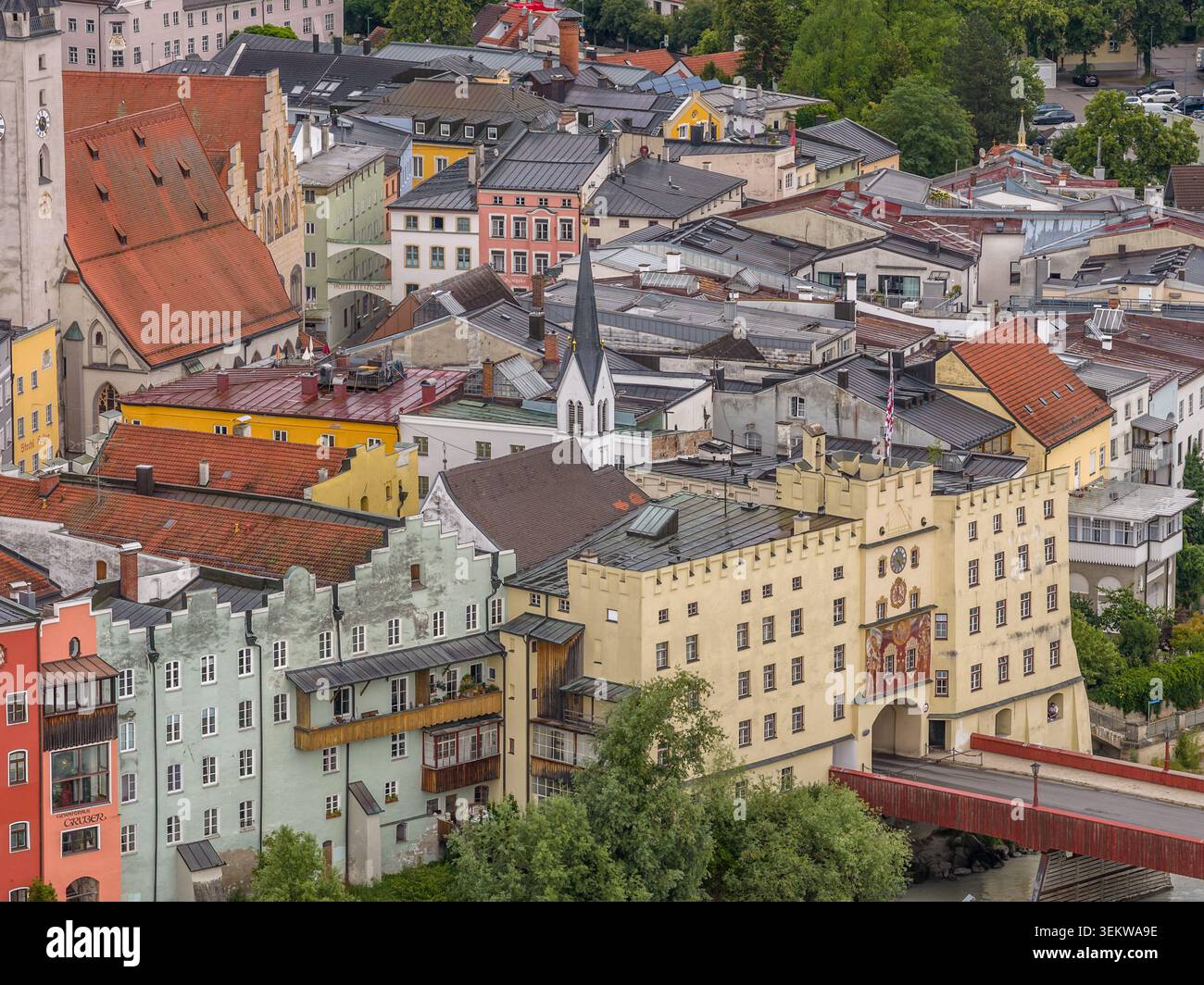 Vista ravvicinata dal drone aereo del Brucktor (porta del ponte) nella città medievale di Wasserburg am Inn, alta Baviera, Germania, con il rosso Innbrücke br Foto Stock