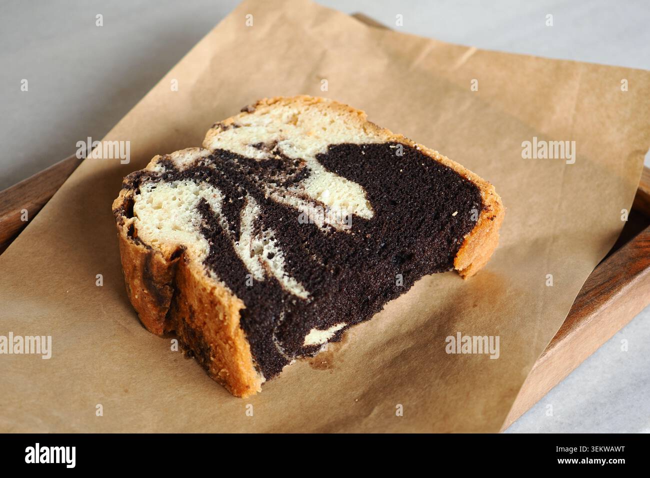 Fetta di pane con cioccolato e vaniglia girata sul tavolo Foto Stock