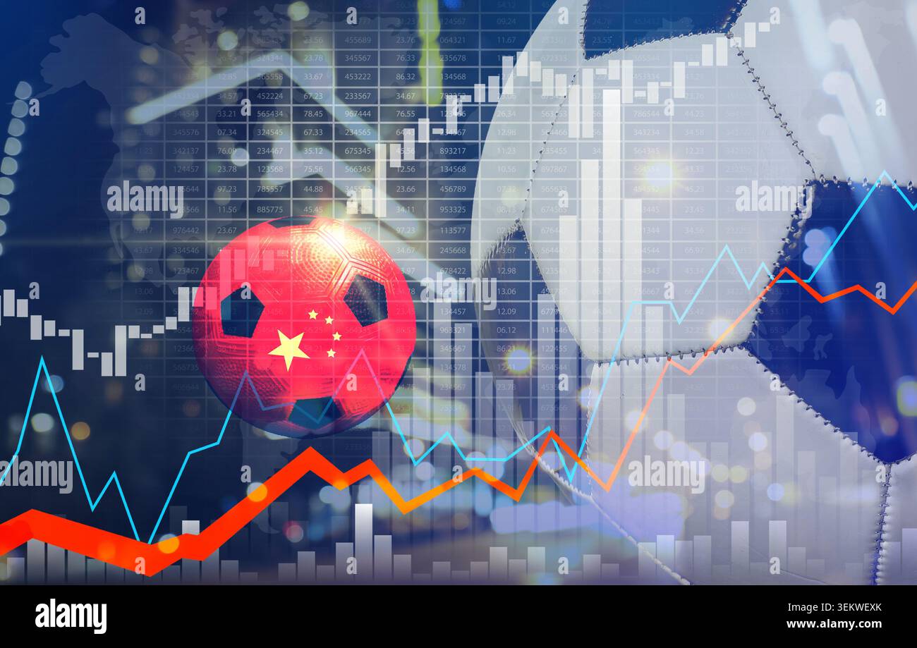 cina e giappone rivalità calcistica con palloni da calcio, grafico del mercato azionario finanziario, dati di trading, dashboard di analisi e grafico delle prestazioni in aumento, conc Foto Stock