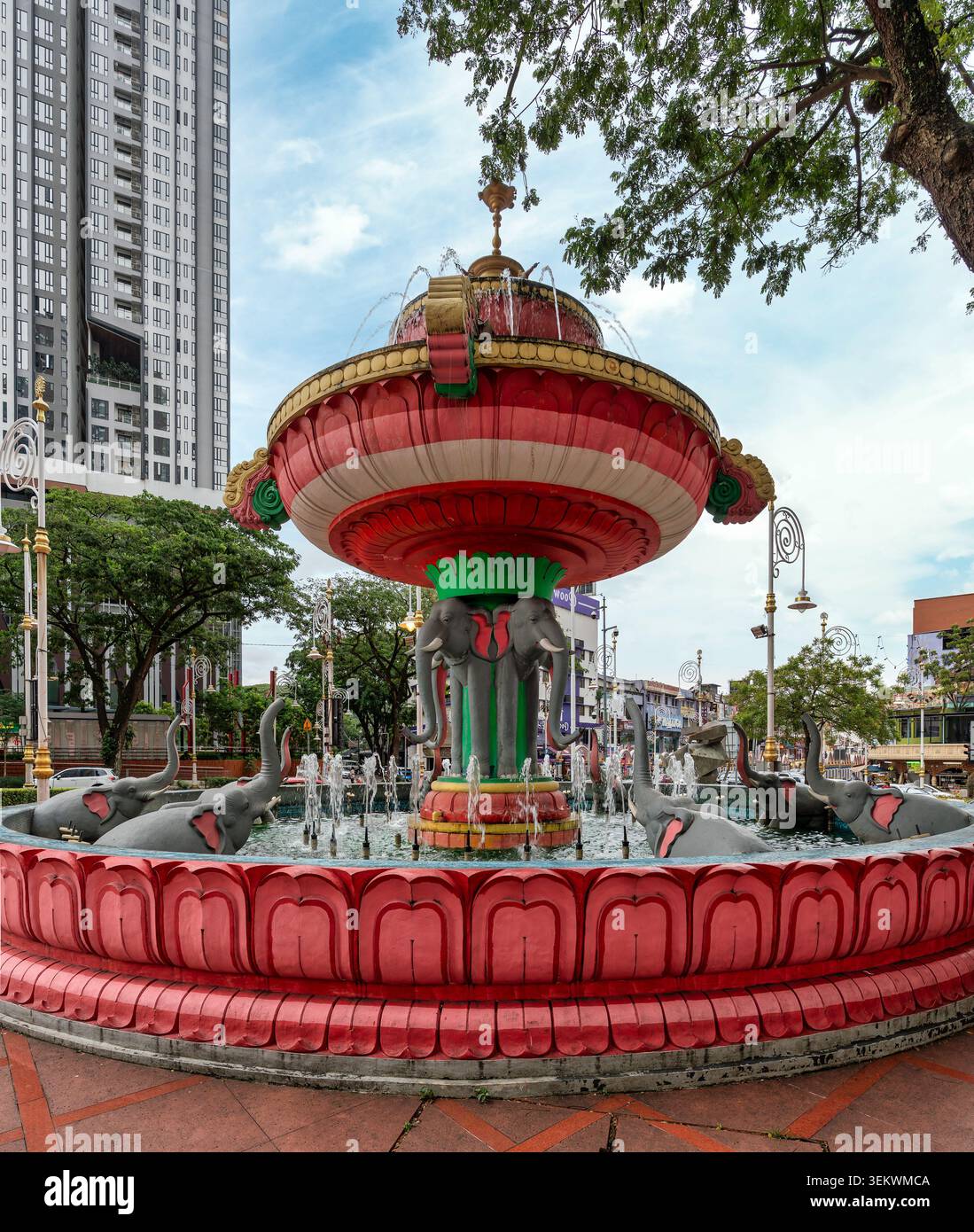 Kuala Lumpur, Malesia - 28 febbraio 2025: La storica Fontana dell'Elefante situata a Chinatown, presenta sculture decorative di elefanti e bacini a forma di loto nel centro della città Foto Stock