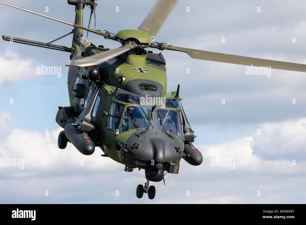 Magdeburgo, Germania - 30 maggio 2026. Vista ravvicinata del volo in elicottero militare tedesco NH90 sopra la prateria del campo di aviazione Foto Stock