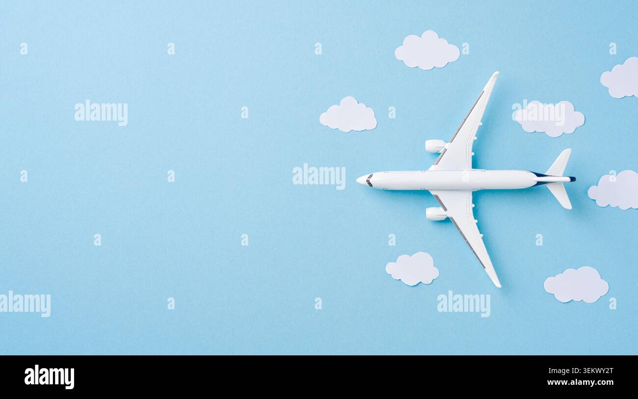 Composizione creativa di aeroplani e cloud che rappresenta il turismo e il trasporto globale Foto Stock