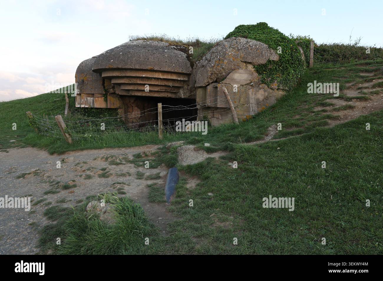 La batteria tedesca della seconda guerra mondiale Longues-sur-Mer, parte del muro Atlantico di Hitler in Normandia, Francia Foto Stock