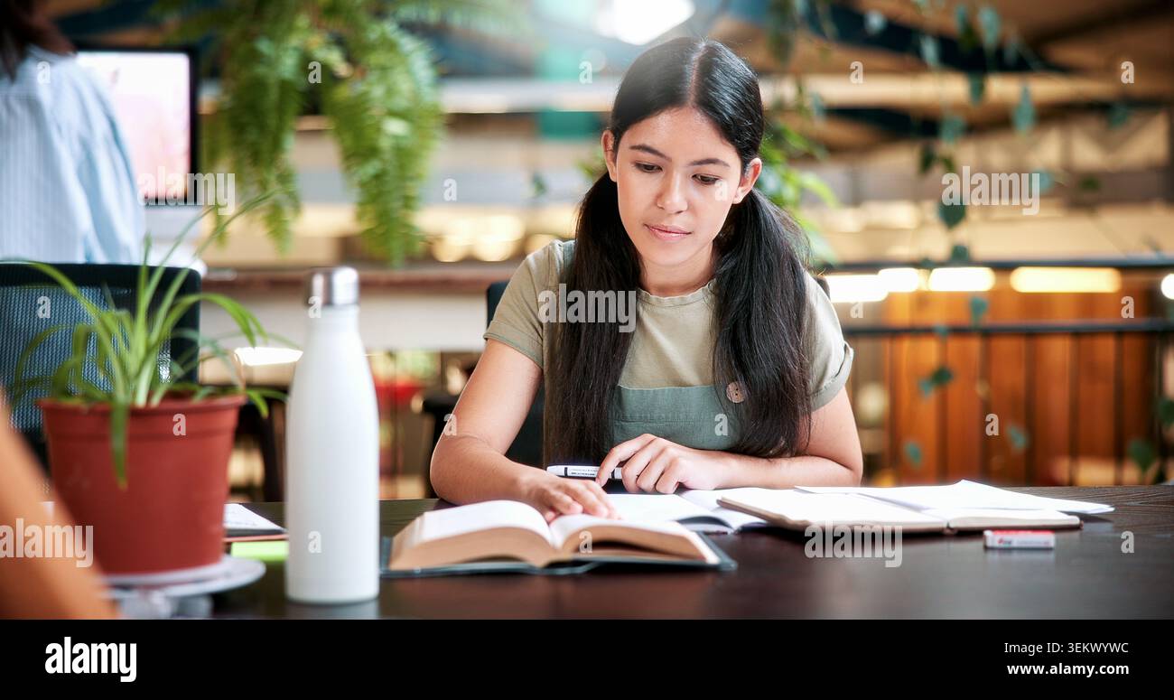 Lettura, studio e libri con donna al college per l'istruzione, progetto di tesi e preparazione agli esami. Apprendimento, incarico universitario e conoscenza con lo studente Foto Stock