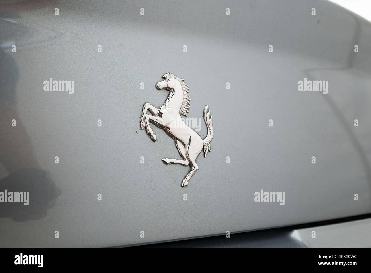 Lucerna, Svizzera, 30 maggio 2026. Una vista macro dettagliata mostra l'iconico stemma a rilievo cavallino in argento metallico montato sul Clean, Reflect Foto Stock