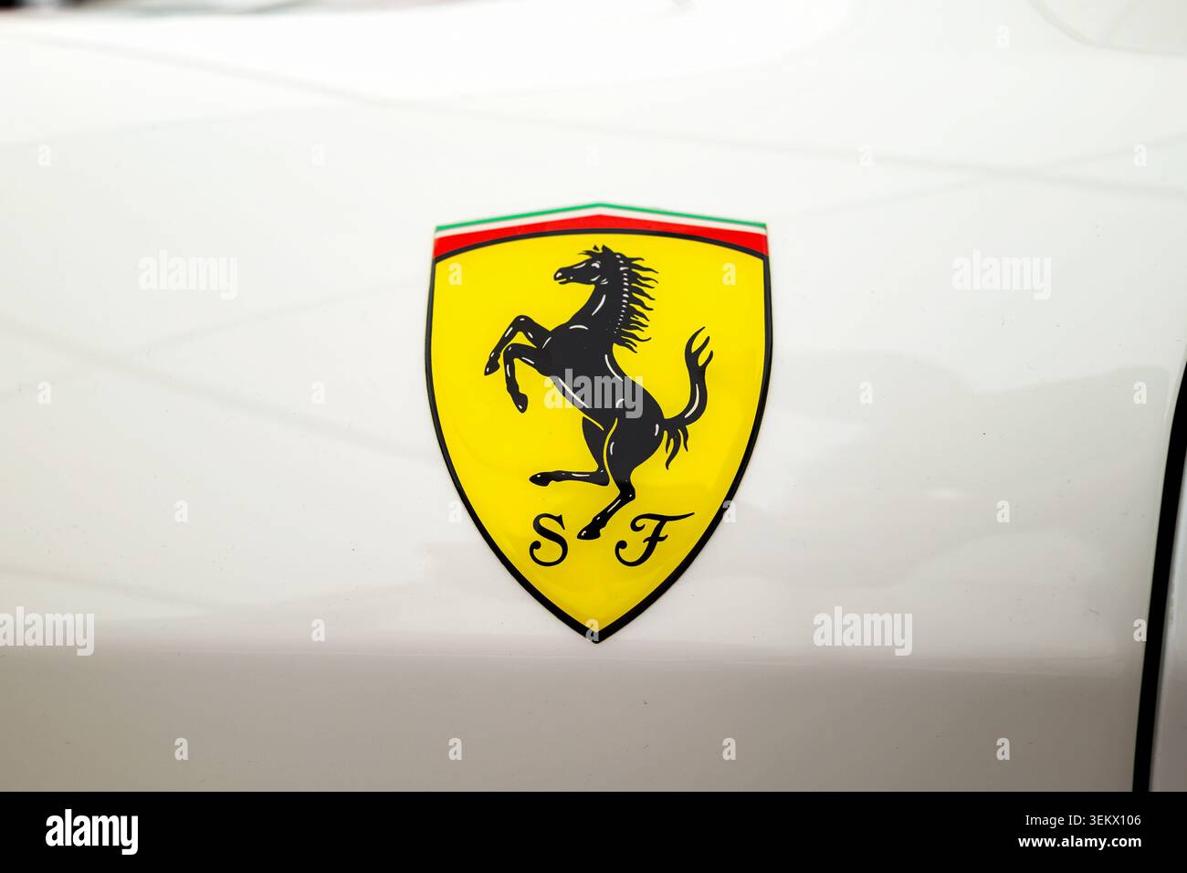 Lucerna, Svizzera, 30 maggio 2026. Uno scatto diretto da vicino mostra l'iconico stemma giallo a forma di scudo con la scritta nera che dona Foto Stock