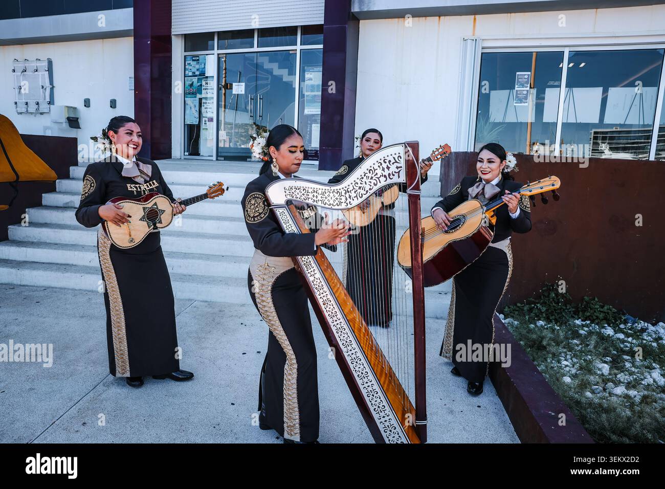 Cabo San Lucas, Messico - 15 ottobre 2025: Un gruppo mariachi tutto al femminile (Mariachi Femenil) che esegue musica folk tradizionale con un'arpa e chitarre ou Foto Stock