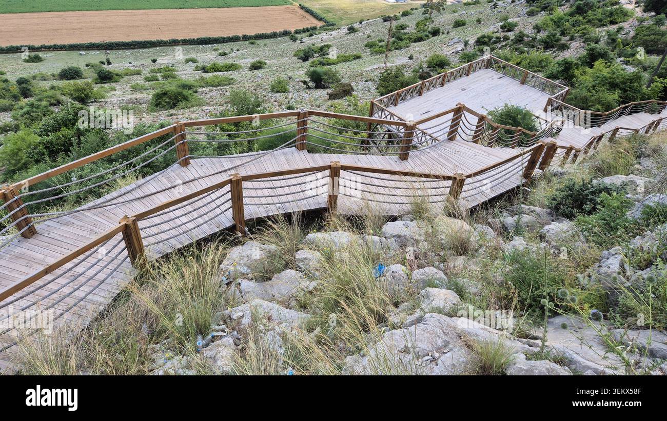 Passerella in legno con ringhiere a fune che conducono lungo una collina - Immagine stock catturata con smartphone