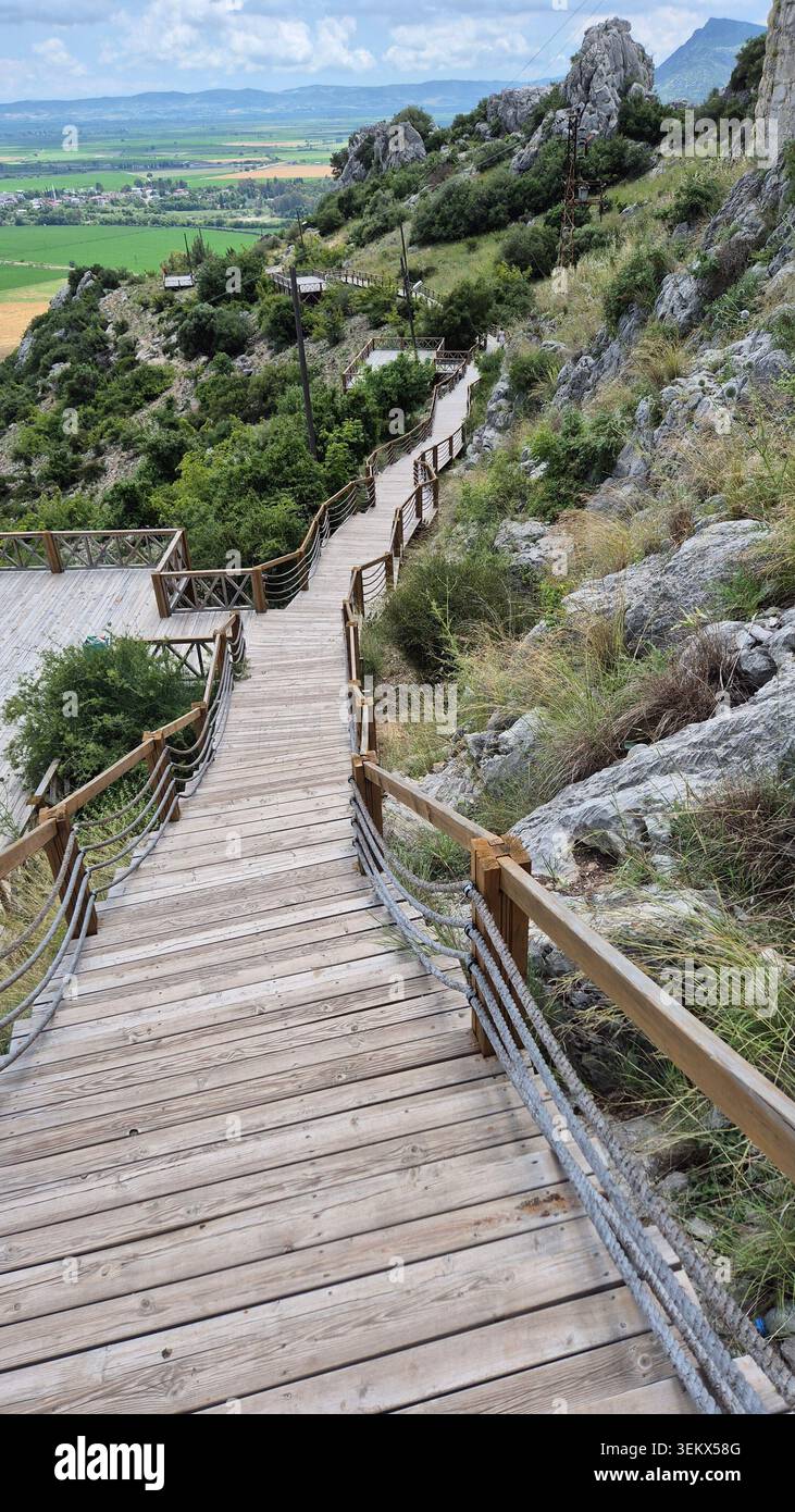 Passerella in legno con ringhiere a fune che conducono lungo una collina - Immagine stock catturata con smartphone