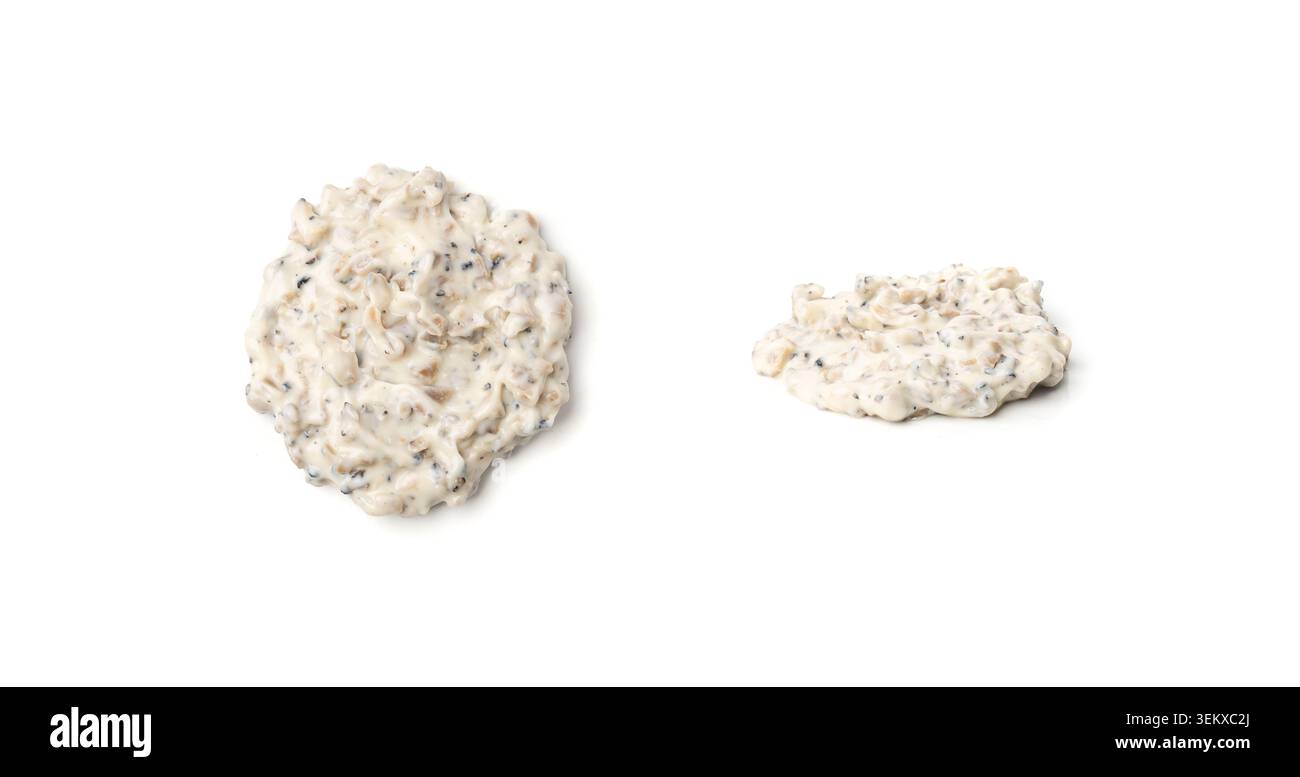 Salsa cremosa al tartufo isolata, pasta ai funghi tuber melanosporum, salsa al formaggio al tartufo, maionese su sfondo bianco, copia modello di spazio Foto Stock