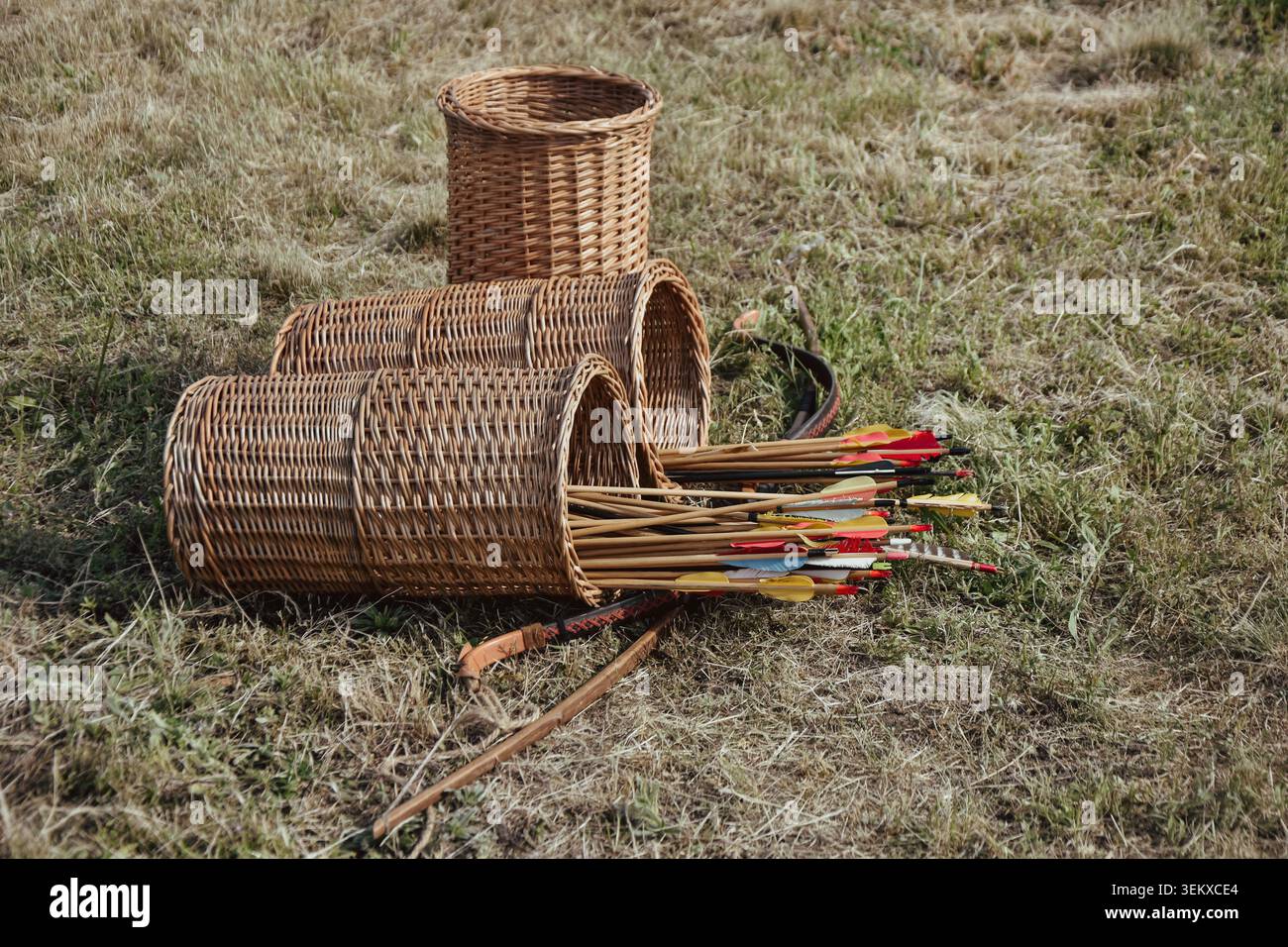 Cavalletto in vimini o cestino con arco a terra Foto Stock
