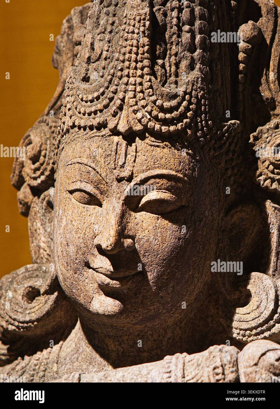 Vista ravvicinata sulla Statua di Krishna che suona il flauto. Egli è Dio della protezione, della compassione, della tenerezza e dell'amore. Krishna è la maggiore divinità nell'induismo Foto Stock