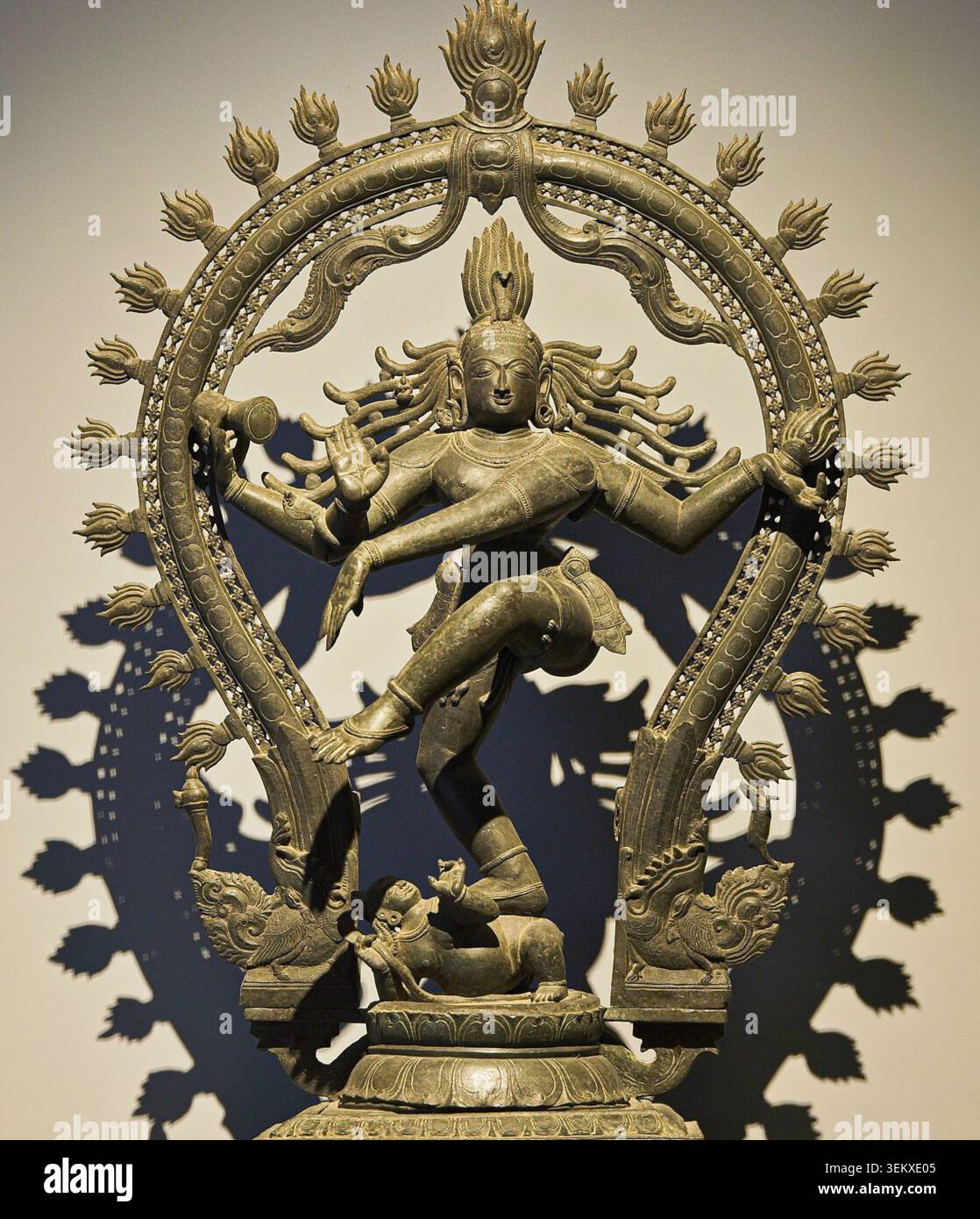 Statua di Shiva Nataraja: Danza cosmica di Shiva una delle principali divinità dell'induismo, come Divina ballerina cosmica. La sua danza si chiama Tandava. Lord Shiva, qui Foto Stock
