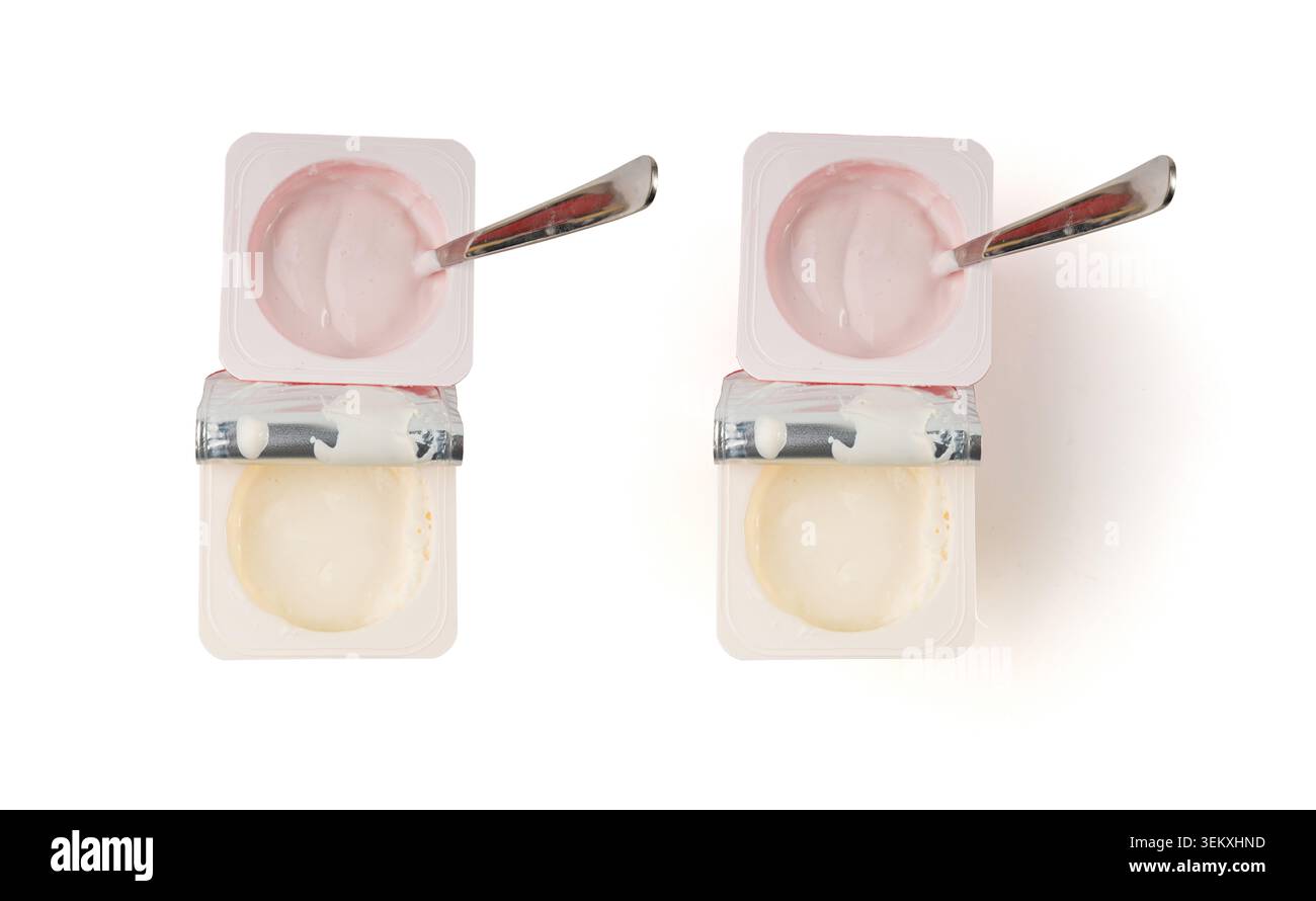 Tazza di yogurt isolata, yogurt alla vaniglia in pentola di plastica, contenitore per budino alla banana con latte, piccola confezione di alimenti a base di latte su sfondo bianco Foto Stock
