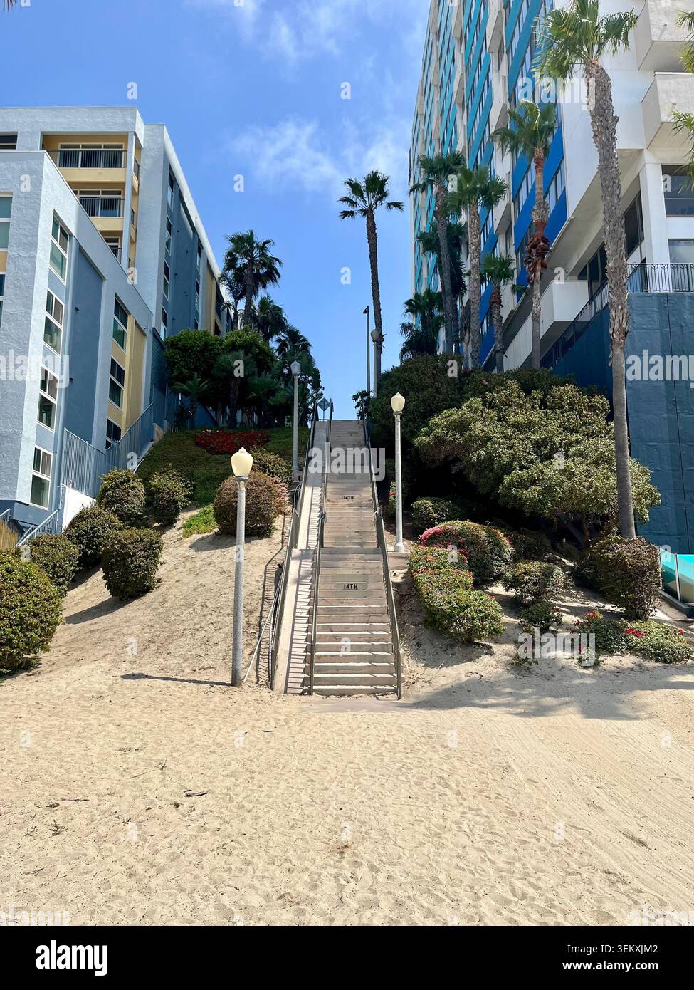 Scale di accesso alla spiaggia al South 14th Place, Long Beach, CA, USA, giugno 2024 - Immagine stock catturata con smartphone