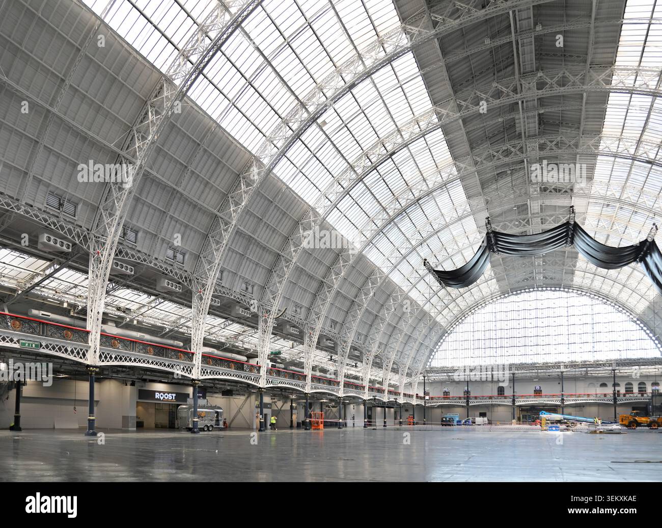 Interno della rinnovata Grand Hall all'Olympia Exhibition Centre di Londra, Regno Unito. Grado II, progettato da Henry Edward Coe, aperto nel 1885. Foto Stock