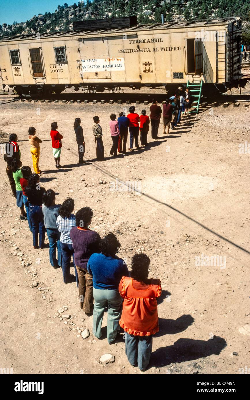 Le donne in coda fuori da una clinica medica mobile di pianificazione familiare MEXFAM che offre pianificazione familiare supportata da IPPF, Chihauhau, Messico, 1993 Foto Stock