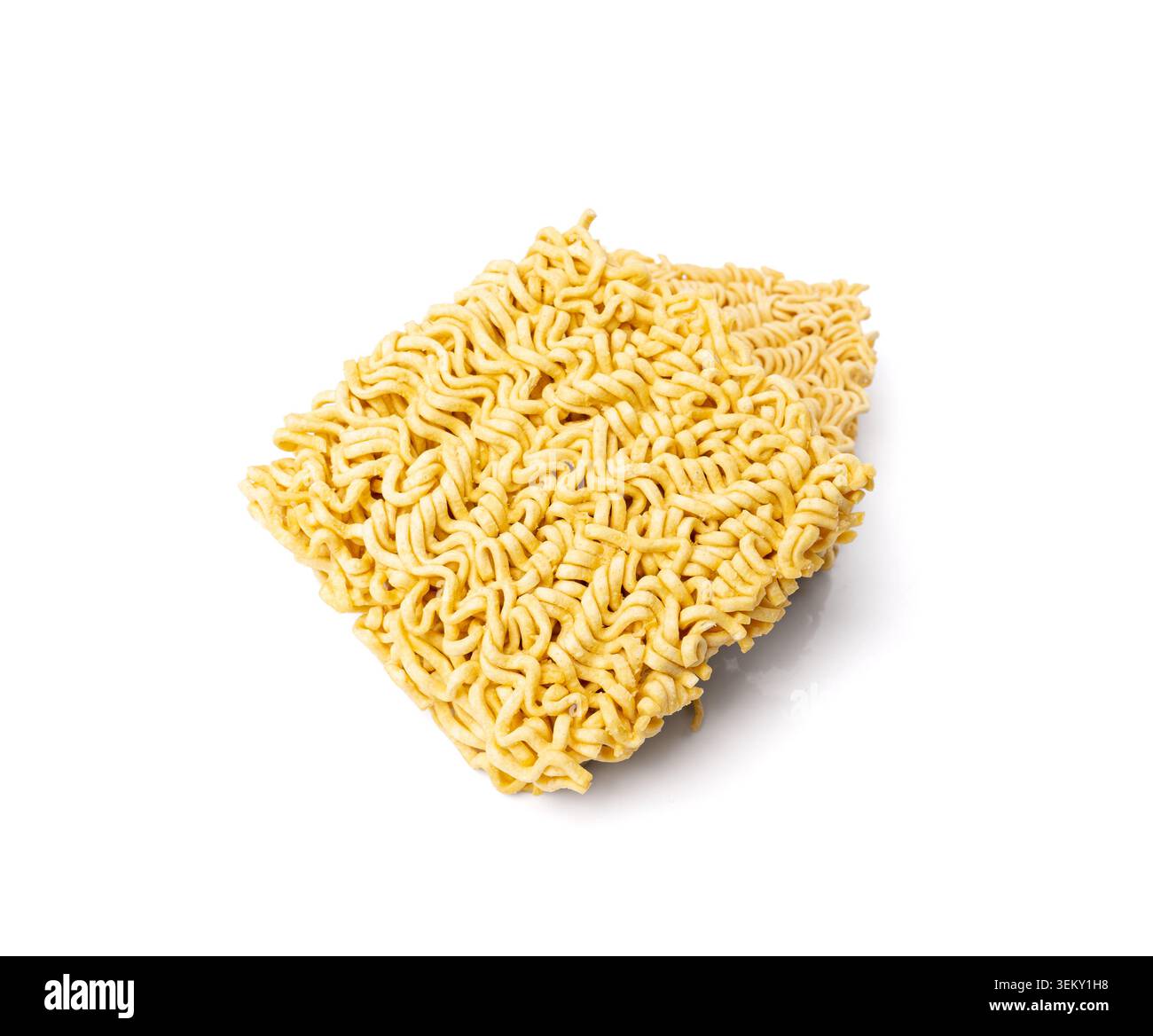 Tagliatelle istantanee crude isolate, tagliatelle Ramen asciutte, Vermicelli coreani crudi, pasta cinese veloce, tagliatelle istantanee asiatiche crude su sfondo bianco Foto Stock