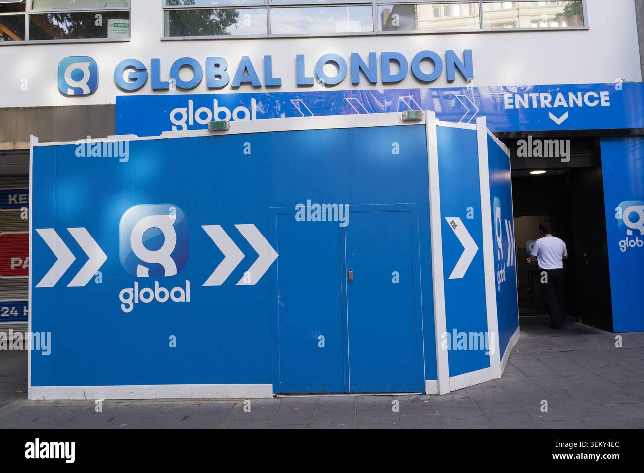 Allestimento di marchi esterni e costruzioni presso la sede centrale Global media al 30 di Leicester Square, nel centro di Londra. Foto Stock
