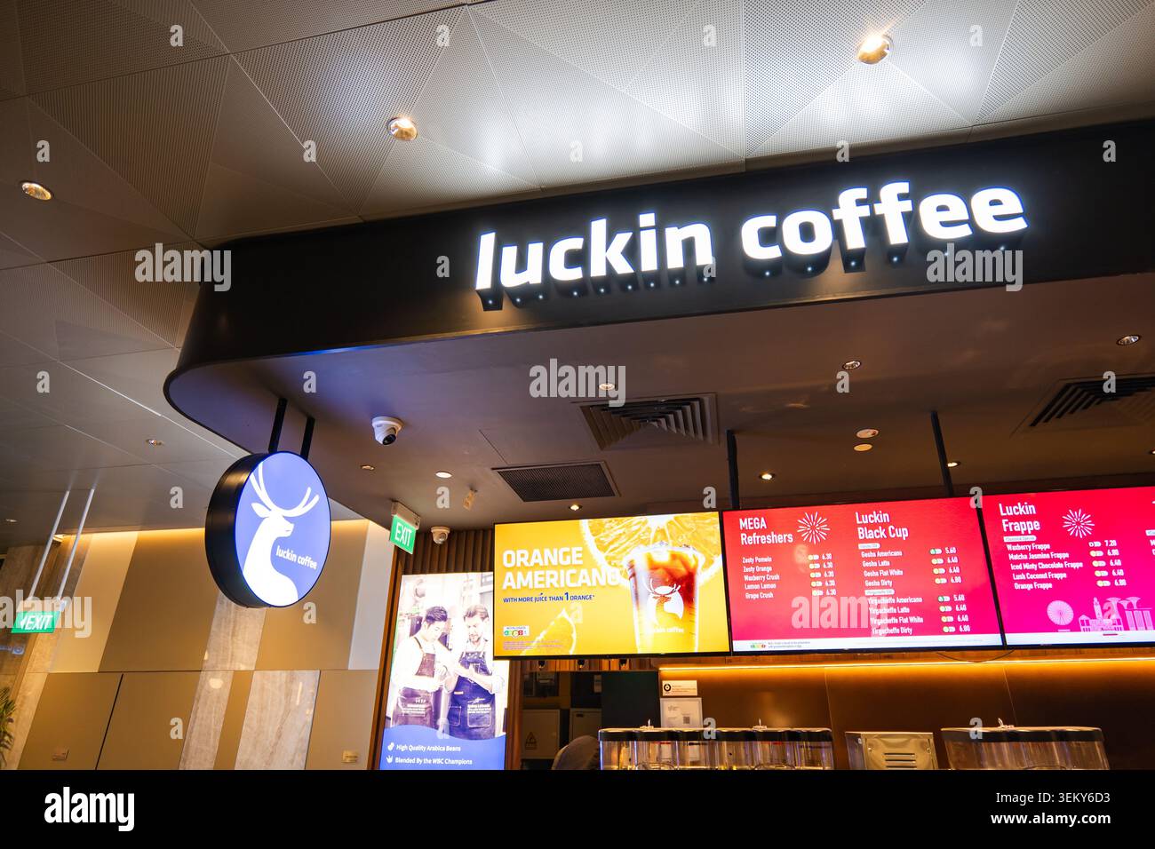 Changi, Singapore - 02.01.2025: Caffetteria Luckin a Singapore, la Luckin Coffee Inc è una società di caffè e catena di caffetterie cinesi. Foto Stock