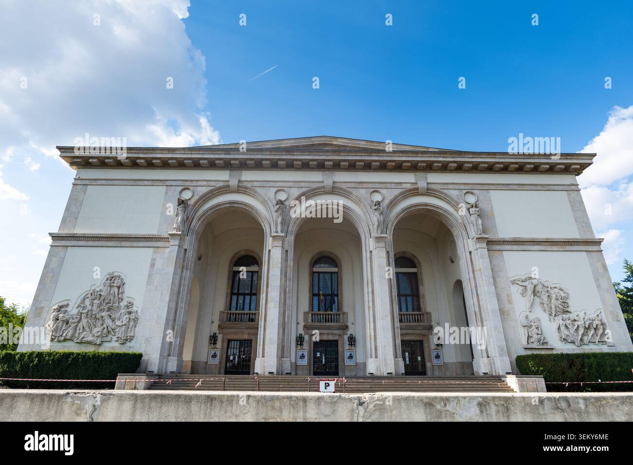 Edificio dell'Opera Nazionale rumena a Bucarest in una giornata estiva di sole Foto Stock