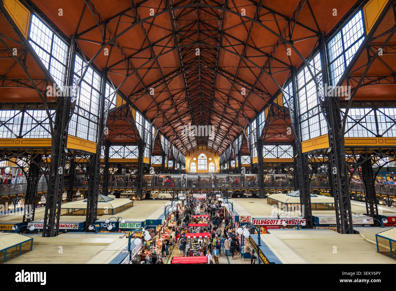 Budapest, Ungheria - 05.10.2024: Grande mercato di Budapest in Ungheria. Vista del mercato centrale, una famosa attrazione turistica di Budapest. Foto Stock