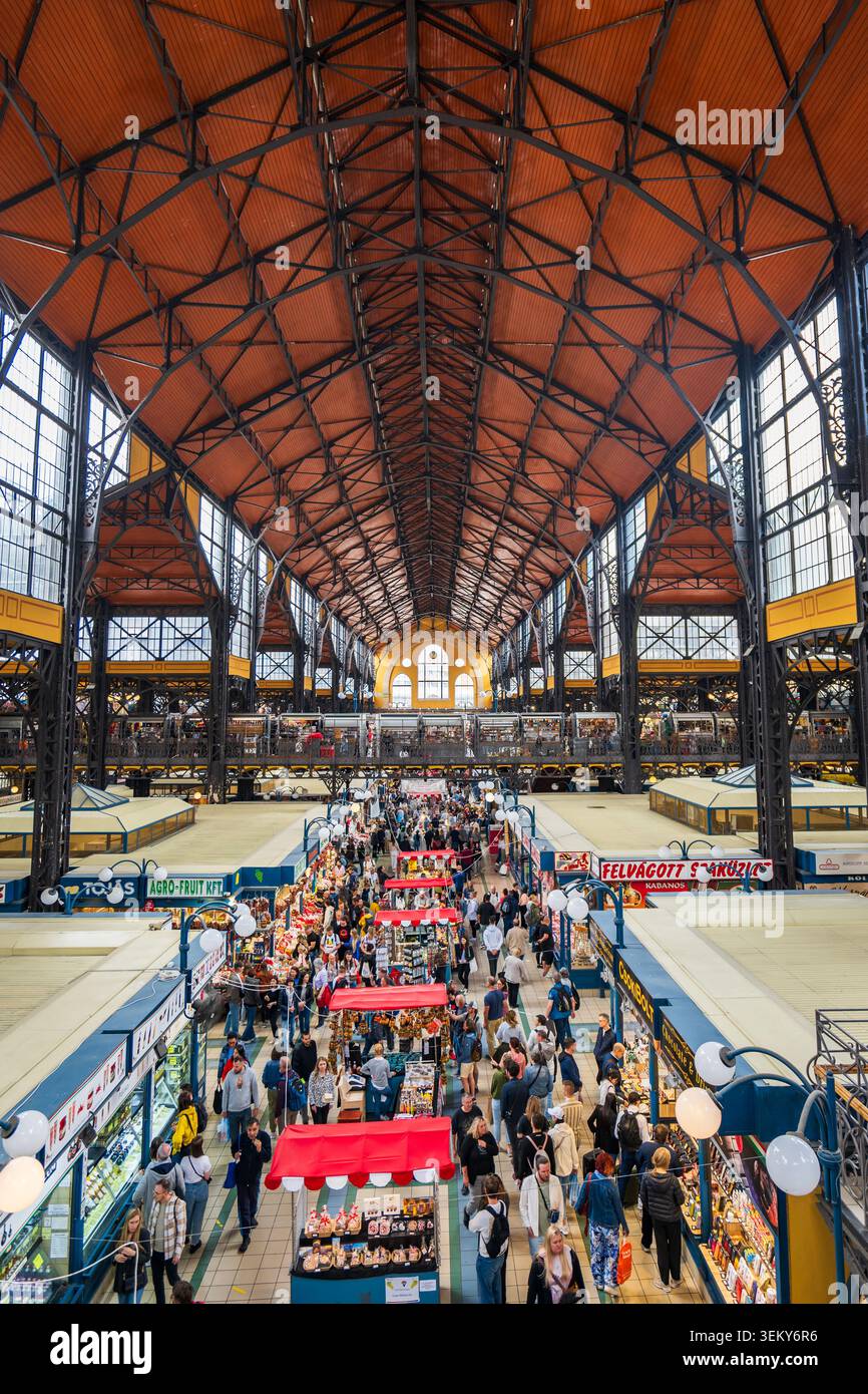 Budapest, Ungheria - 05.10.2024: Grande mercato di Budapest in Ungheria. Vista del mercato centrale, una famosa attrazione turistica di Budapest. Foto Stock