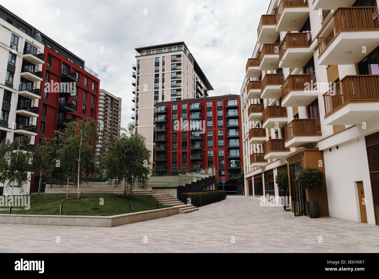Edifici residenziali contemporanei nel distretto di Belgrade Waterfront. Concetto di vita urbana di alto livello e di investimento immobiliare. Foto Stock