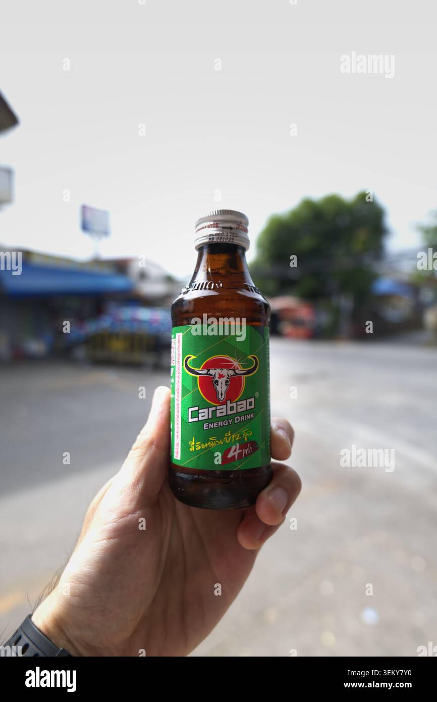 Bangkok, Thailandia - 12.08.2023: Bevanda energetica Carabao, una popolare bevanda energetica tailandese con presenza globale Foto Stock