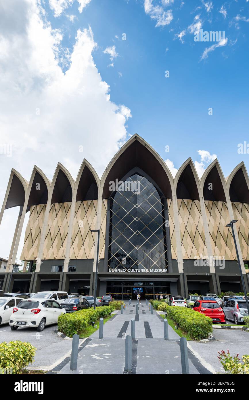 Kuching, Malesia - 05.17.2023: Architettura del Museo delle Culture del Borneo presso il complesso del Museo Sarawak a Kuching, Malesia. Foto Stock