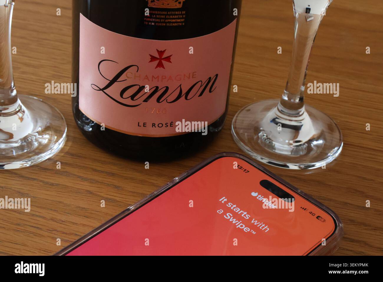 App audaci visualizzate sullo schermo di un iPhone Apple, che illustrano incontri online, romanticismo, relazioni e incontri digitali moderni. Foto Stock