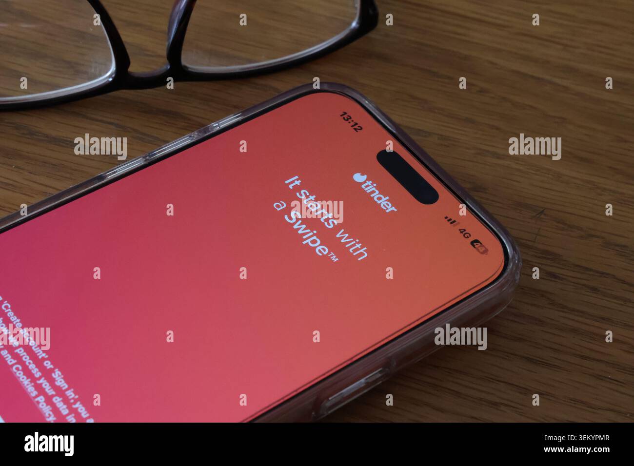App audaci visualizzate sullo schermo di un iPhone Apple, che illustrano incontri online, romanticismo, relazioni e incontri digitali moderni. Foto Stock