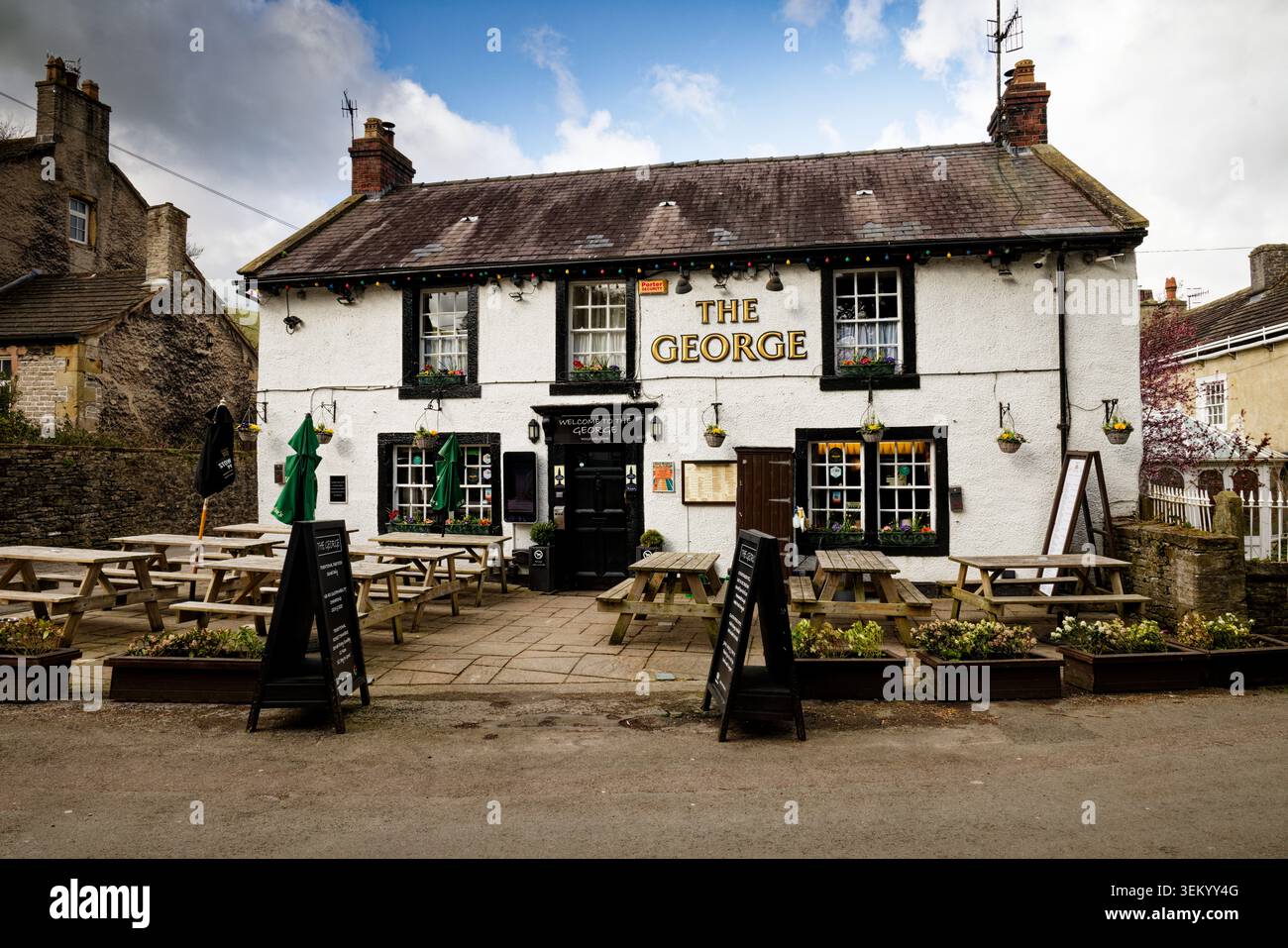 Un pub tradizionale con area salotto esterna e pareti dipinte di bianco in una città rurale chiamata George, Castleton, Peak District, Derbyshire. Foto Stock