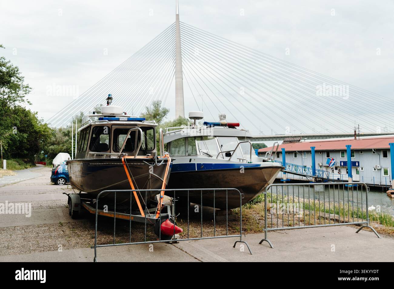Barche di pattuglia della polizia ormeggiate vicino al lungofiume accanto al ponte Ada. Concetto di sicurezza marittima e applicazione della legge. Foto Stock