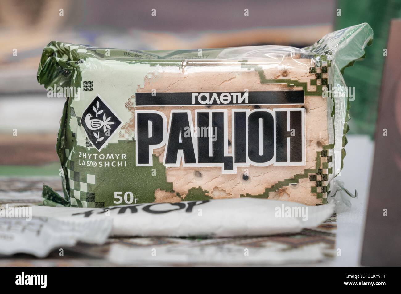 Krasnoyarsk, Russia, 20 maggio 2026: Primo piano del pacchetto di biscotti ucraini etichettati "Halety" (biscotti) e "Ration" con iscrizione in lingua Ucraina Foto Stock