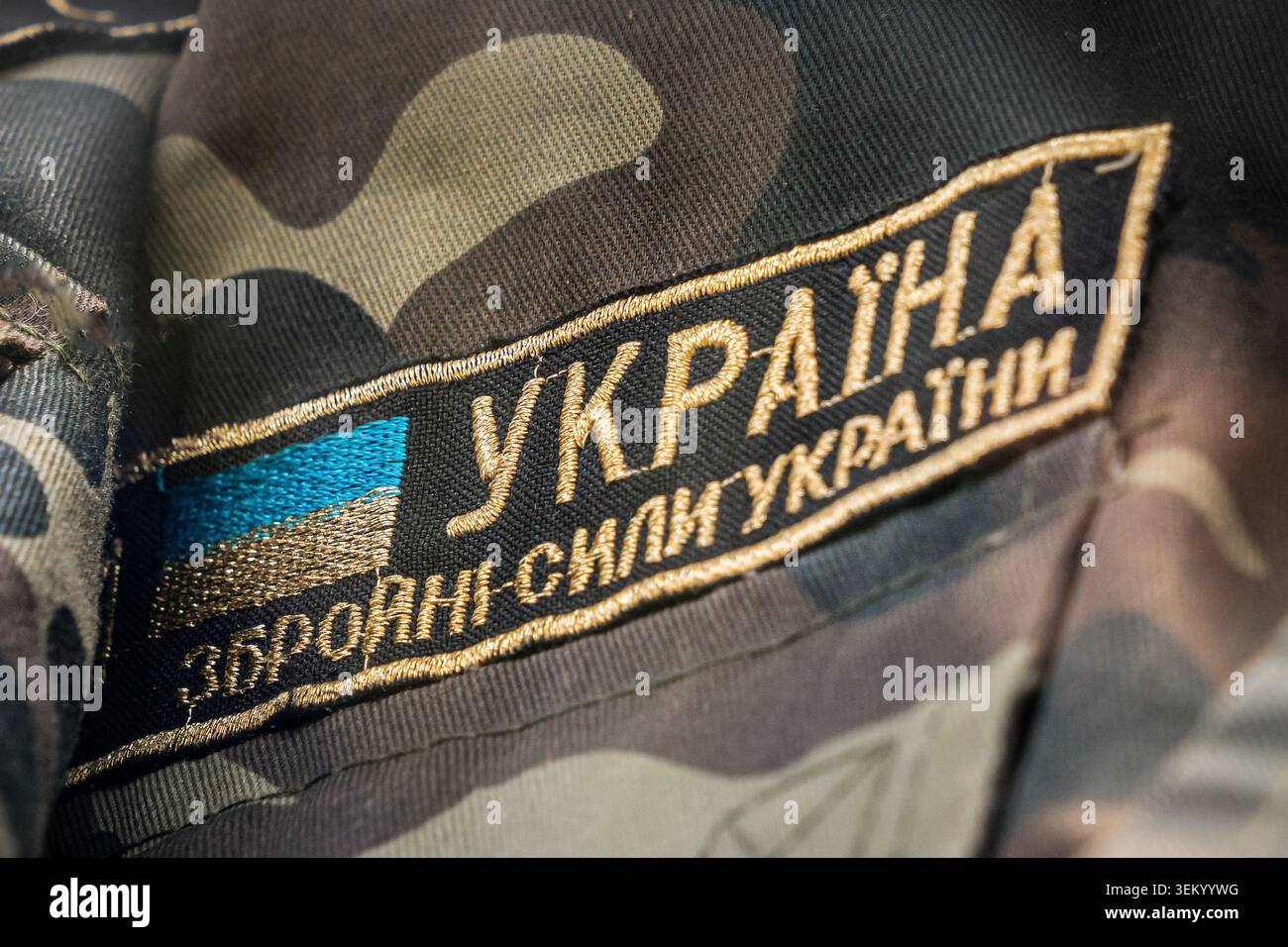 Primo piano di uniforme militare con patch, bandiera Ucraina e iscrizioni “Ukraina” e “Zbroyni Syly Ukrainy” in lingua Ucraina. Il testo viene tradotto Foto Stock