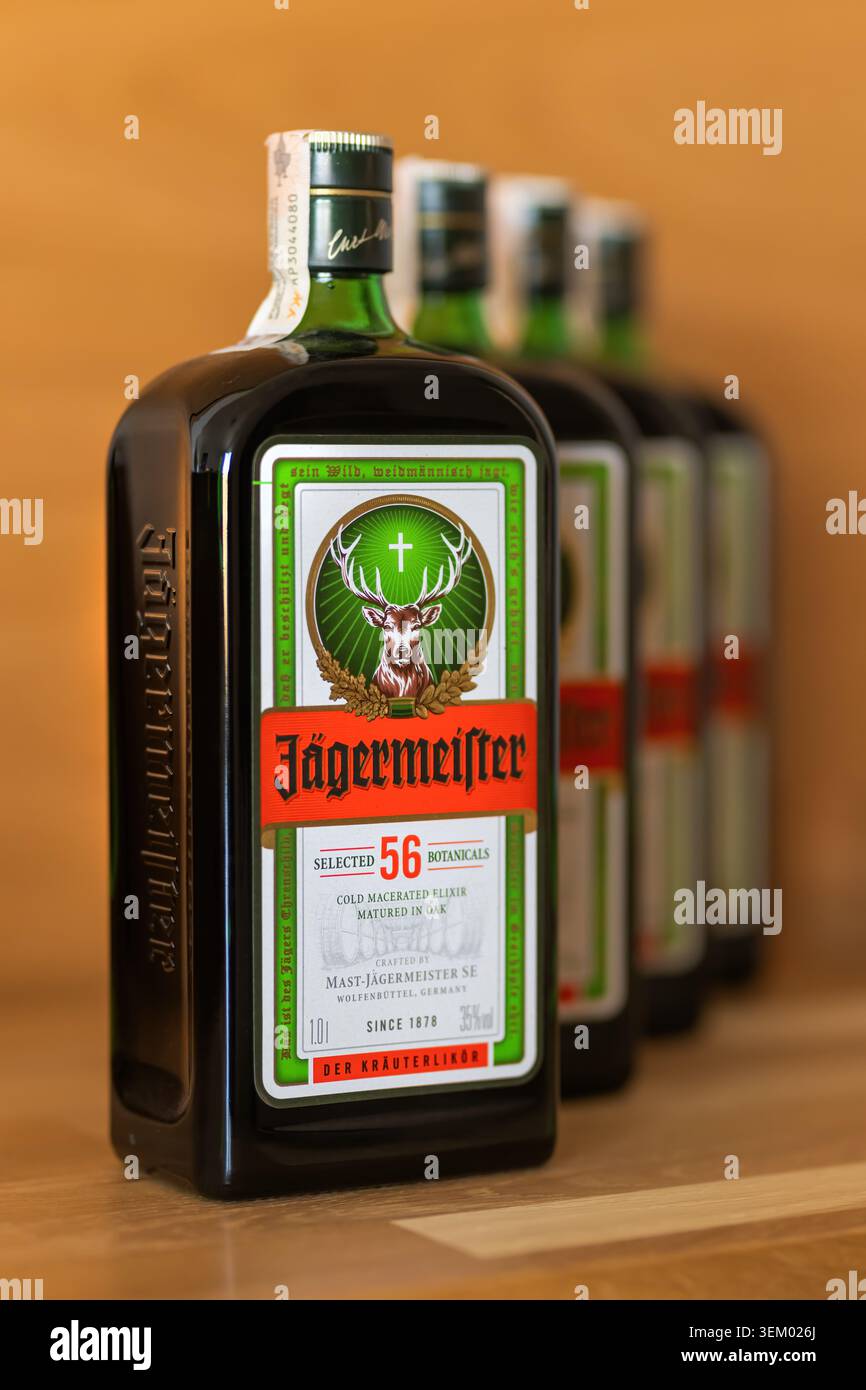 Novi Sad, Serbia - 4 aprile 2026: Bottiglie di Jägermeister su una superficie di legno, un liquore digestivo speziato tedesco. Foto Stock